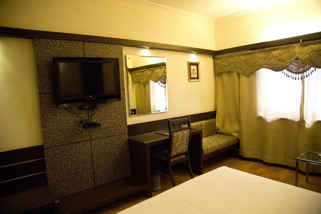 The Rajshahi Palace Hotel Indore Room photo
