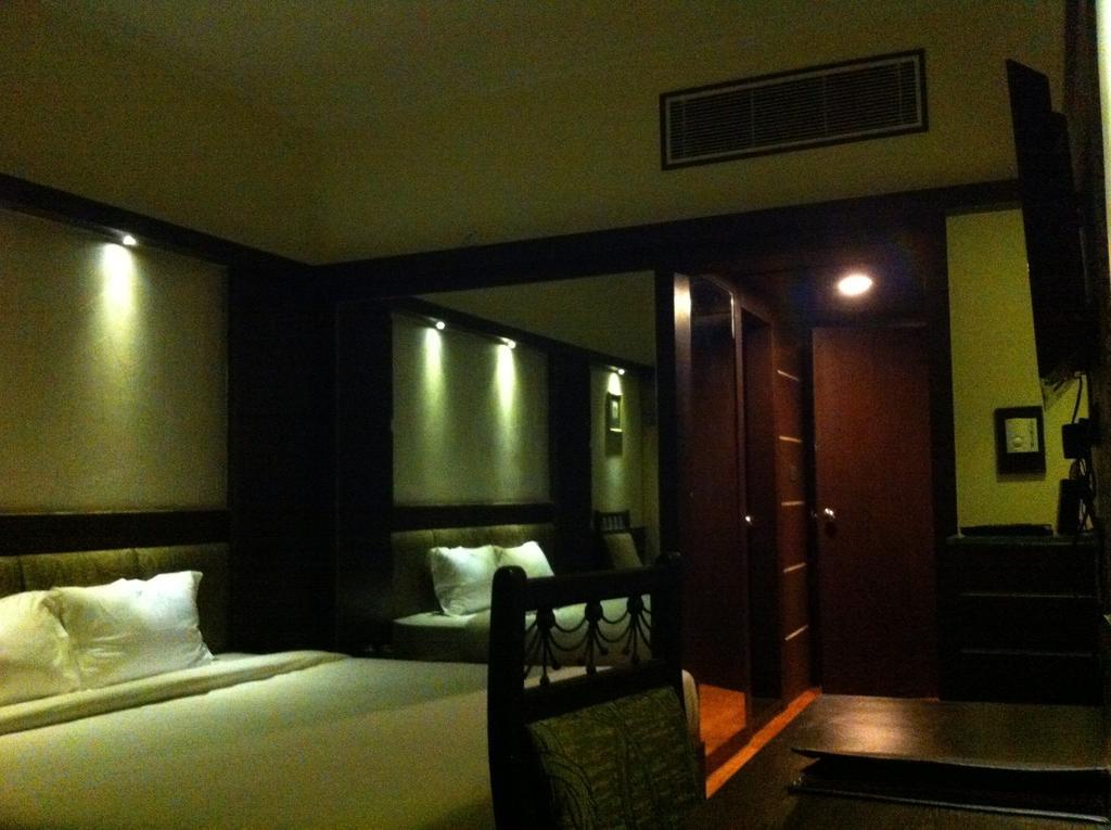 The Rajshahi Palace Hotel Indore Room photo