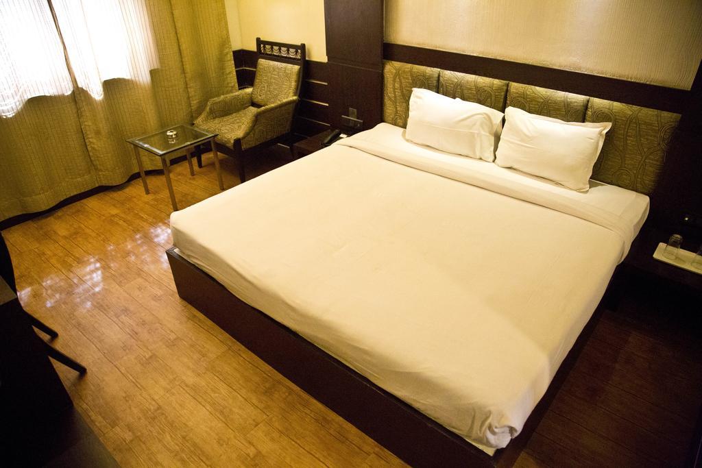 The Rajshahi Palace Hotel Indore Room photo