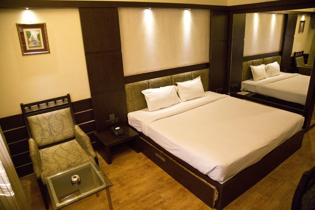 The Rajshahi Palace Hotel Indore Room photo